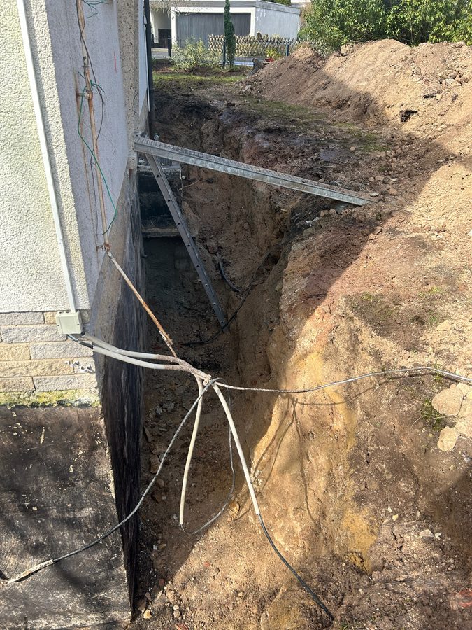 Hauswand freilegen fuer Kellerabdichtung Foto 1