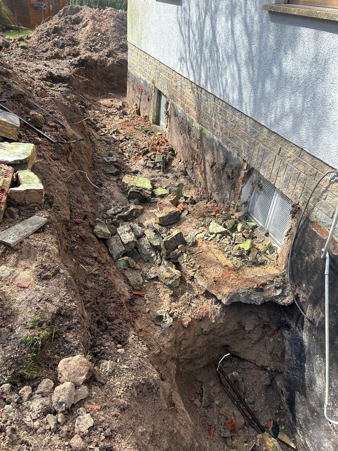 Hauswand freilegen fuer Kellerabdichtung Foto 2