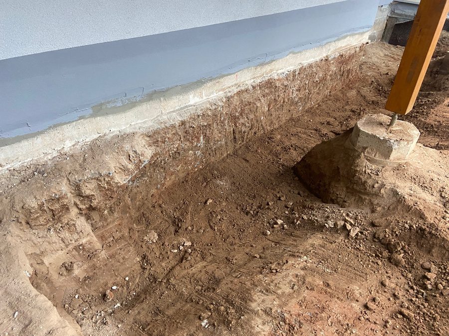 Hauswand freilegen fuer Kellerabdichtung Bamberg