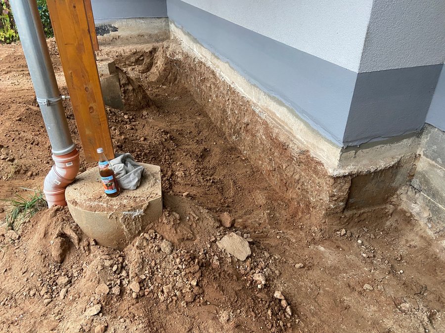 Hauswand freilegen fuer Kellerabdichtung Bamberg